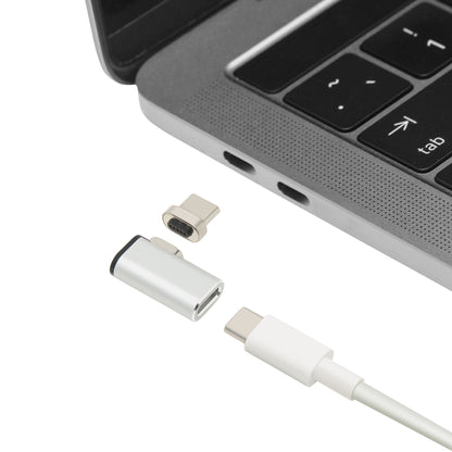 Laptop med to USB-C porte, USB-C kabel og Plexgear Magnetisk USB-C adapter i to dele ved portene.