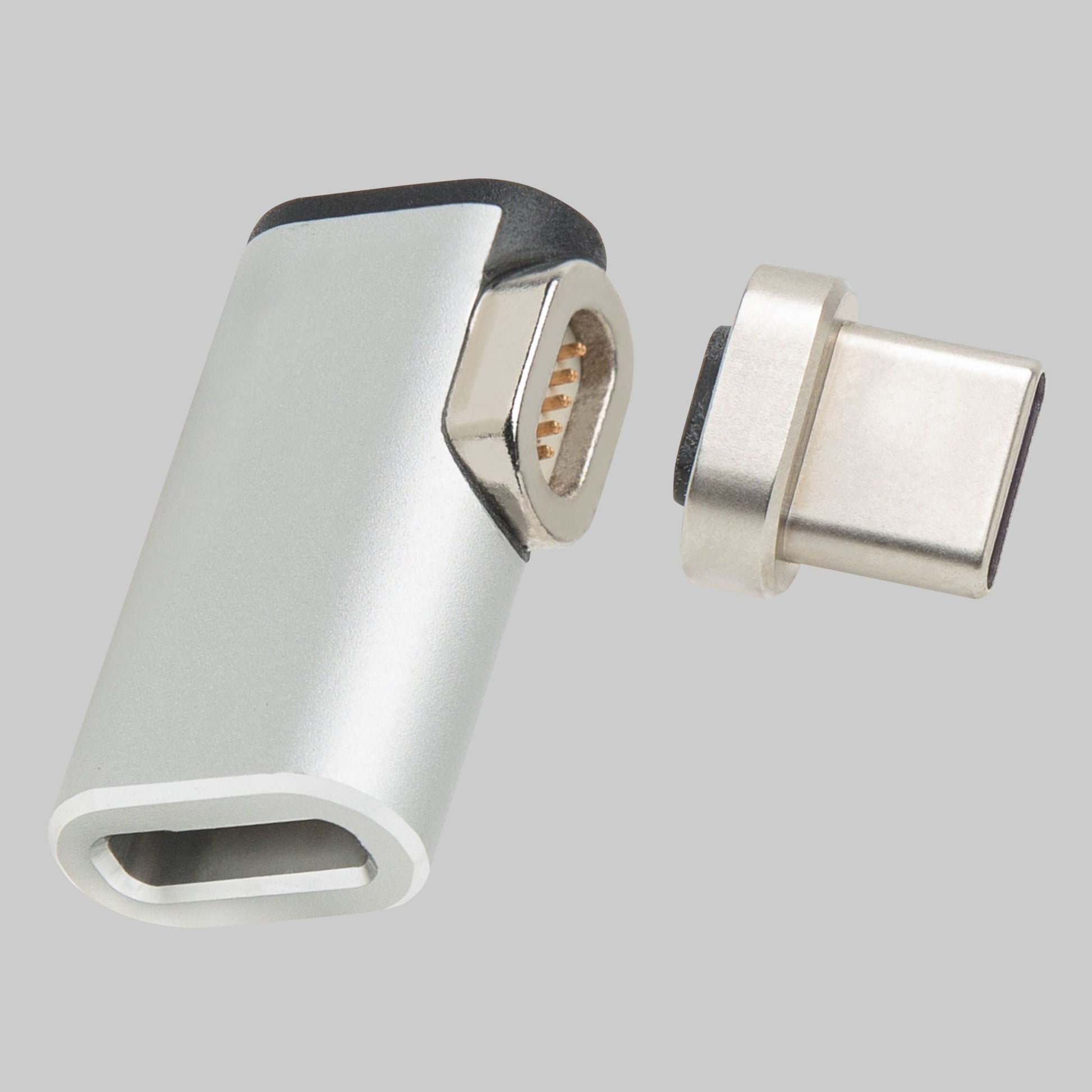 Magnetisk USB-C-adapter, sølv/sort, to-delt med USB-C-port og aftagelig stikdel med guldbelagte ben.