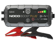 Noco Boost Plus GB40 starthjælp med indikatorlys, tænd/sluk-knap og røde/sorte batteriklemmer, powerbank-funktion.