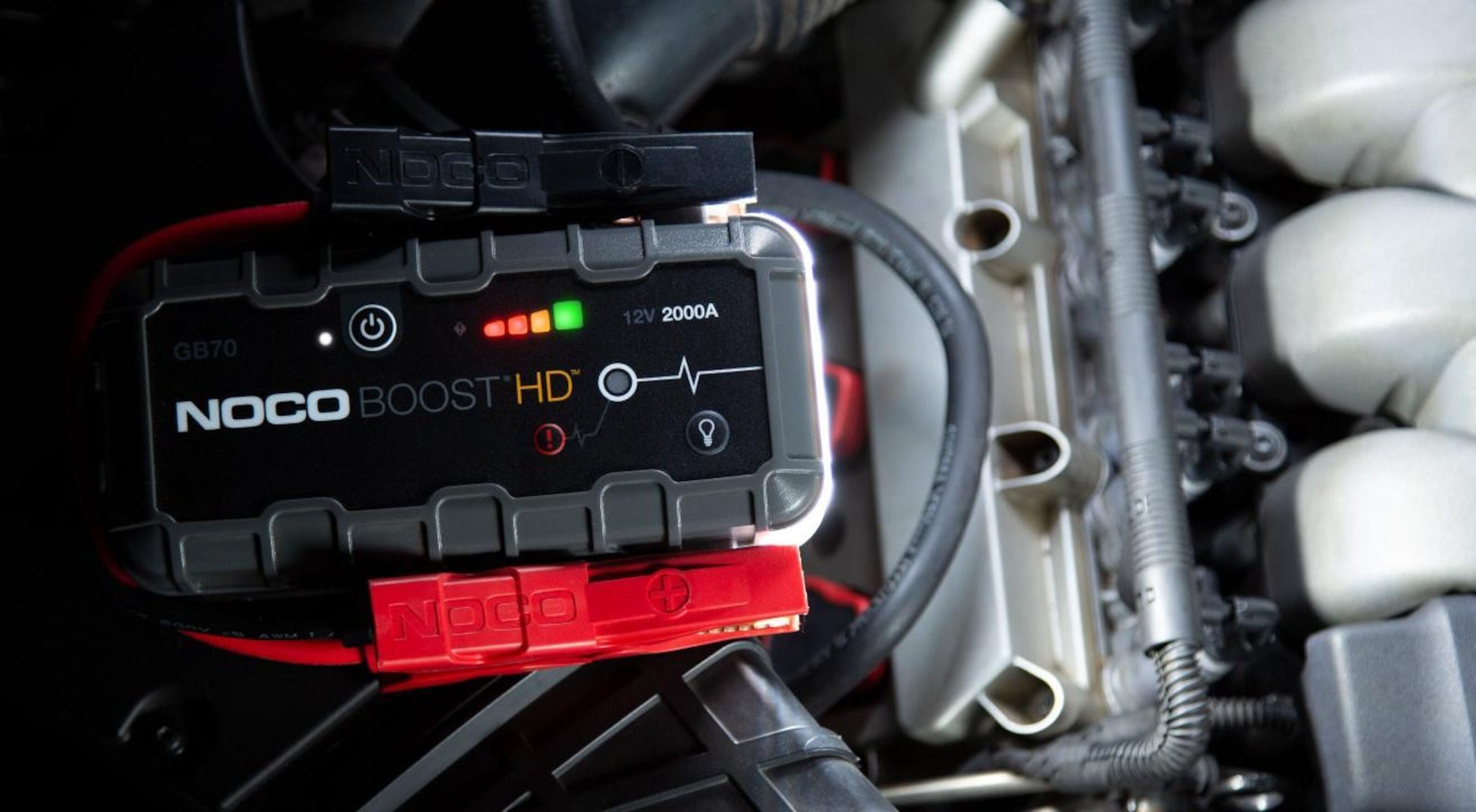 Noco Boost Plus GB70 startkabler til bil 12V med røde og sorte klemmer samt LED-indikatorer til bilbatteri.