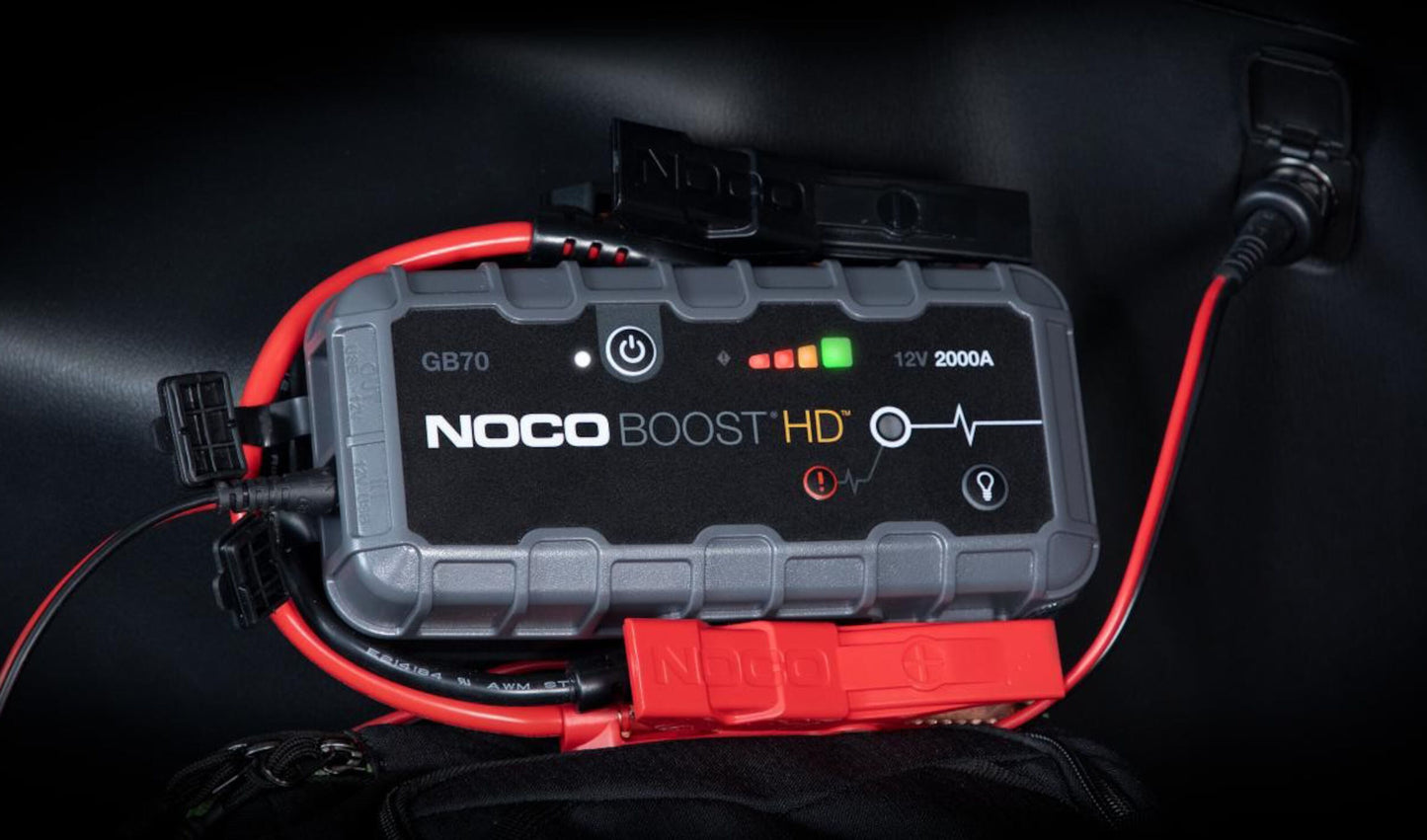 Noco Boost Plus GB70 startkabler til bil tilsluttet, indikatorlys viser strøm og opladning, 12V starthjælp.