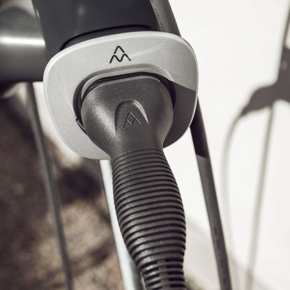 Charge Amps Beam Type 2 opladningskabel 7,4 kW med bjerglogo tilsluttet grå ladestation til elbil.