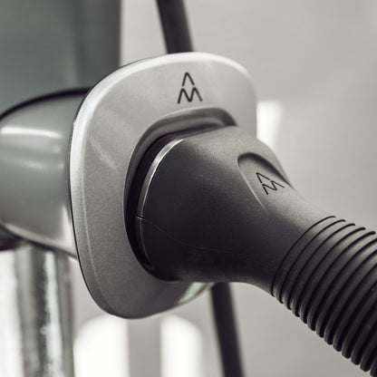 Charge Amps Beam Type 2 opladningskabel sort 7,4 kW tilsluttet sølvfarvet elbil ladeport med matchende logo.