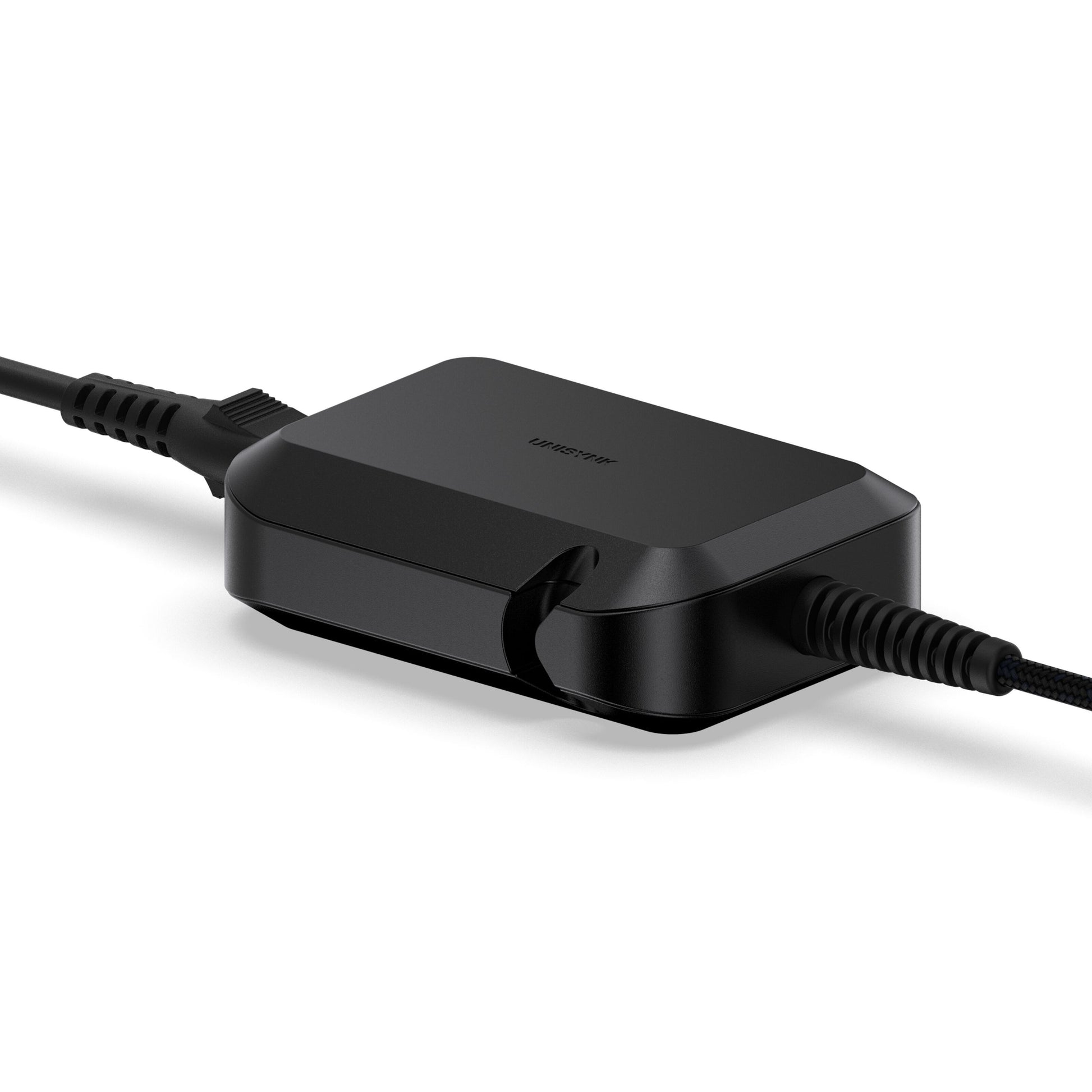 Unisynk sort rektangulær GaN-oplader USB-C 65W til hurtig opladning med to kabler tilsluttet på modsatte sider.