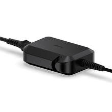 Unisynk sort rektangulær GaN-oplader USB-C 65W til hurtig opladning med to kabler tilsluttet på modsatte sider.