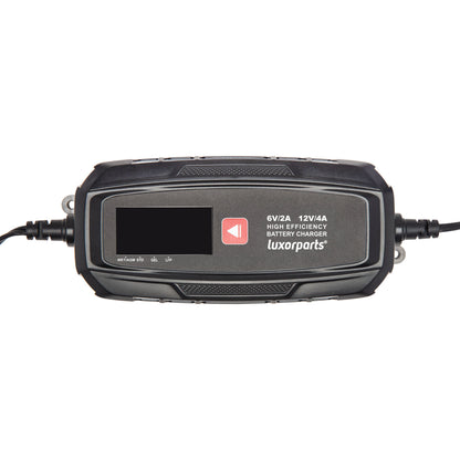Bilbatterilader 4 A sort, fuldautomatisk med digitalt display, kabler i siderne, lader 6V/2A eller 12V/4A.