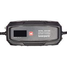 Bilbatterioplader 10 A sort rektangulær med 3-trins opladning, digitalt display, rød knap, viser 6V/5A og 12V/10A.