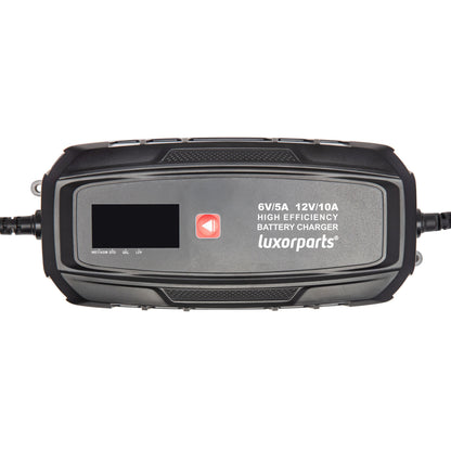 Bilbatterioplader 10 A sort rektangulær med 3-trins opladning, digitalt display, rød knap, viser 6V/5A og 12V/10A.