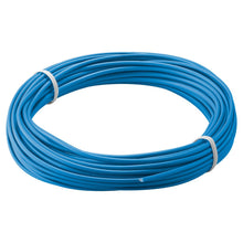 Goobay Isoleret forbindelsestråd 0,14 mm² blå 10 m rulle, samlet med to hvide bindere.