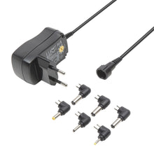 Sort Justerbar netadapter 3-12 V DC 7,2 W med aftagelig ledning og 6 udskiftelige stik i to rækker under adapteren.