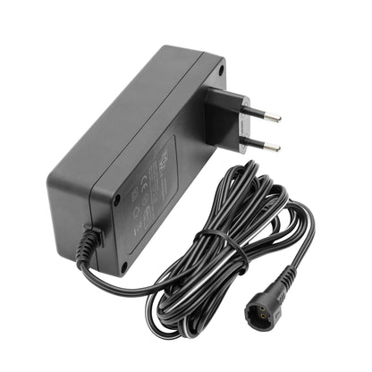 Skiftet 12V DC 60W sort strømadapter med EU-stik, lang ledning og rundt tre-bens stik.