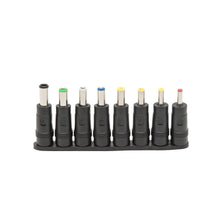 Sort sæt med syv cylindriske strømstik med farvede ringe, mærket A-H til Universal adapterkit 5,5x2,1 mm.