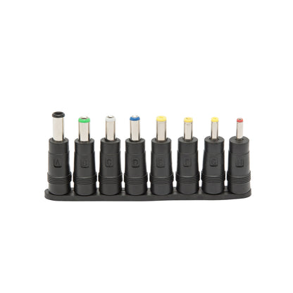 Sort sæt med syv cylindriske strømstik med farvede ringe, mærket A-H til Universal adapterkit 5,5x2,1 mm.