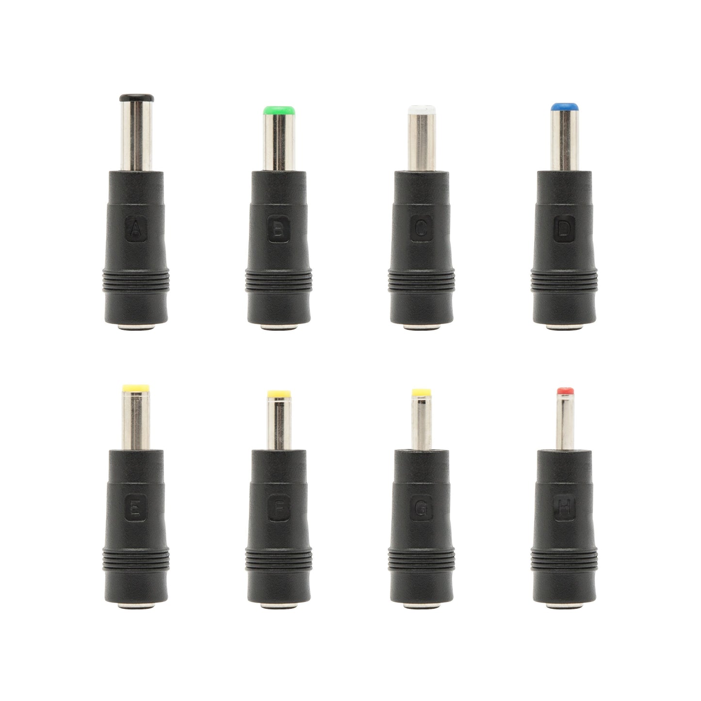 Universal adapterkit 5,5x2,1 mm med otte slags adapterstik med farvede ringe i to rækker til DC-hanstik og strømforsyning.