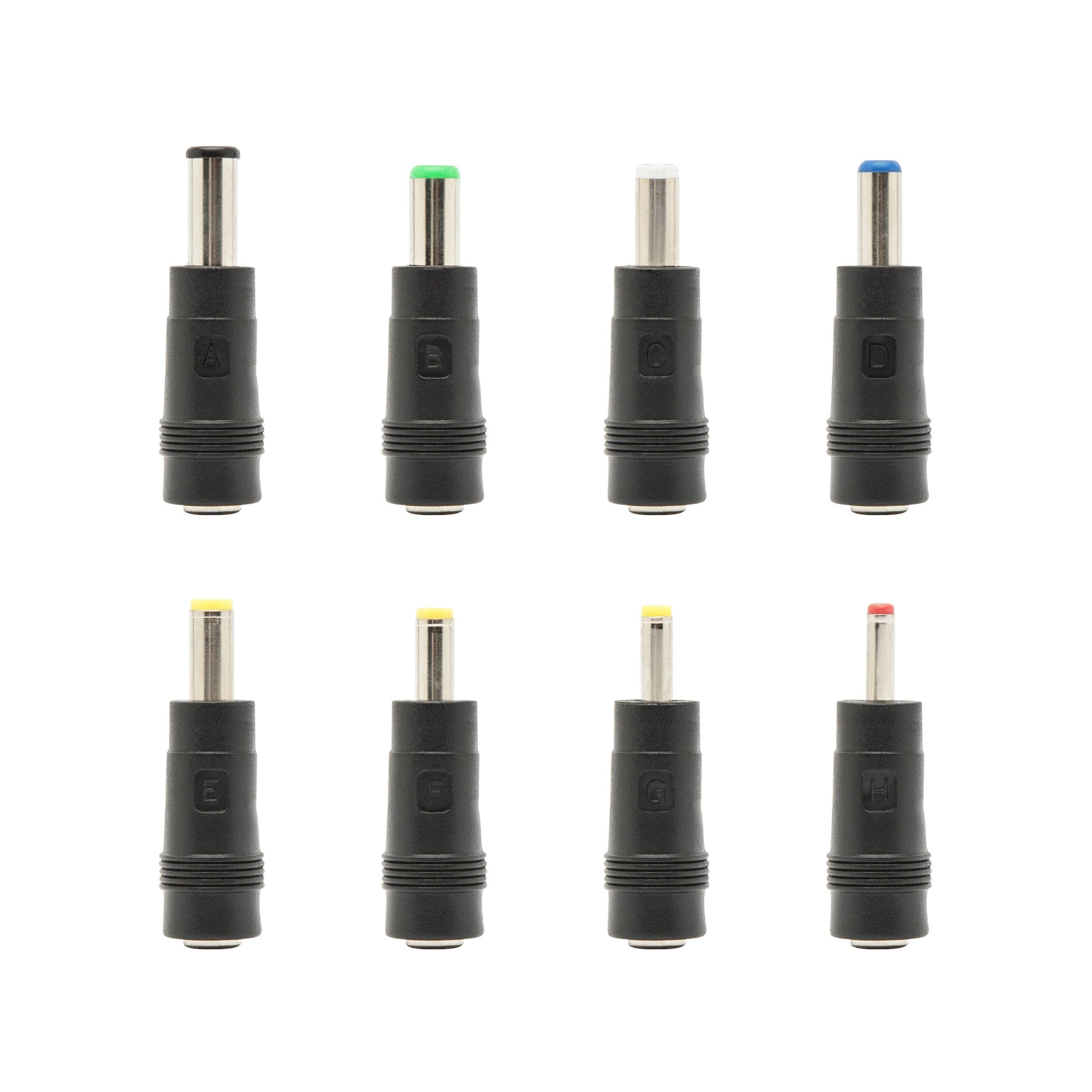 Universal adapterkit 5,5x2,1 mm med otte slags adapterstik med farvede ringe i to rækker til DC-hanstik og strømforsyning.