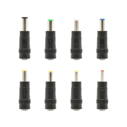 Universal adapterkit 5,5x2,1 mm med otte slags adapterstik med farvede ringe i to rækker til DC-hanstik og strømforsyning.