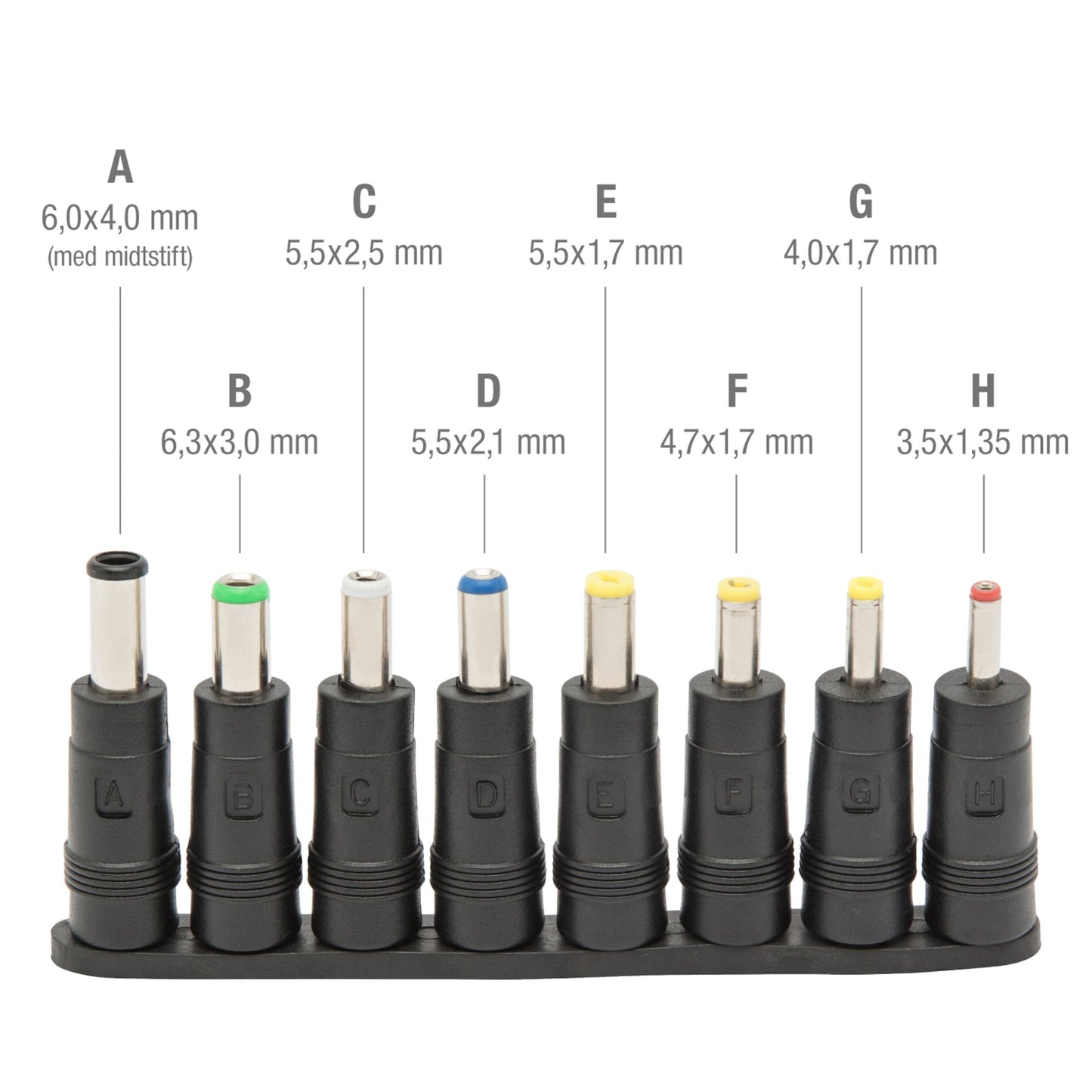 8 slags DC-adapterstik, mærket A-H, på holder med størrelse i mm vist over hvert stik, til 5,5x2,1 mm strømforsyning.