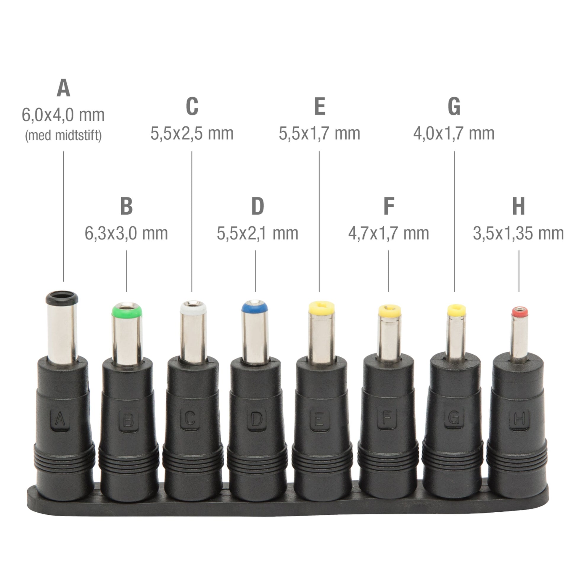 8 slags DC-adapterstik, mærket A-H, på holder med størrelse i mm vist over hvert stik, til 5,5x2,1 mm strømforsyning.