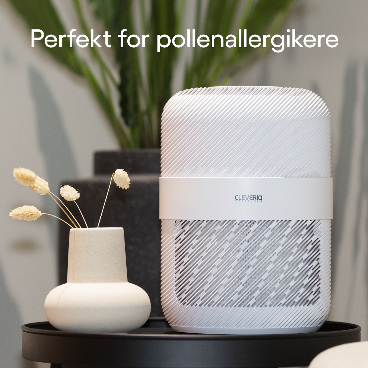Cleverio luftrenser hvid med smart teknologi, synlig tekst: Perfekt til pollenallergikere, beige vase ved siden af.