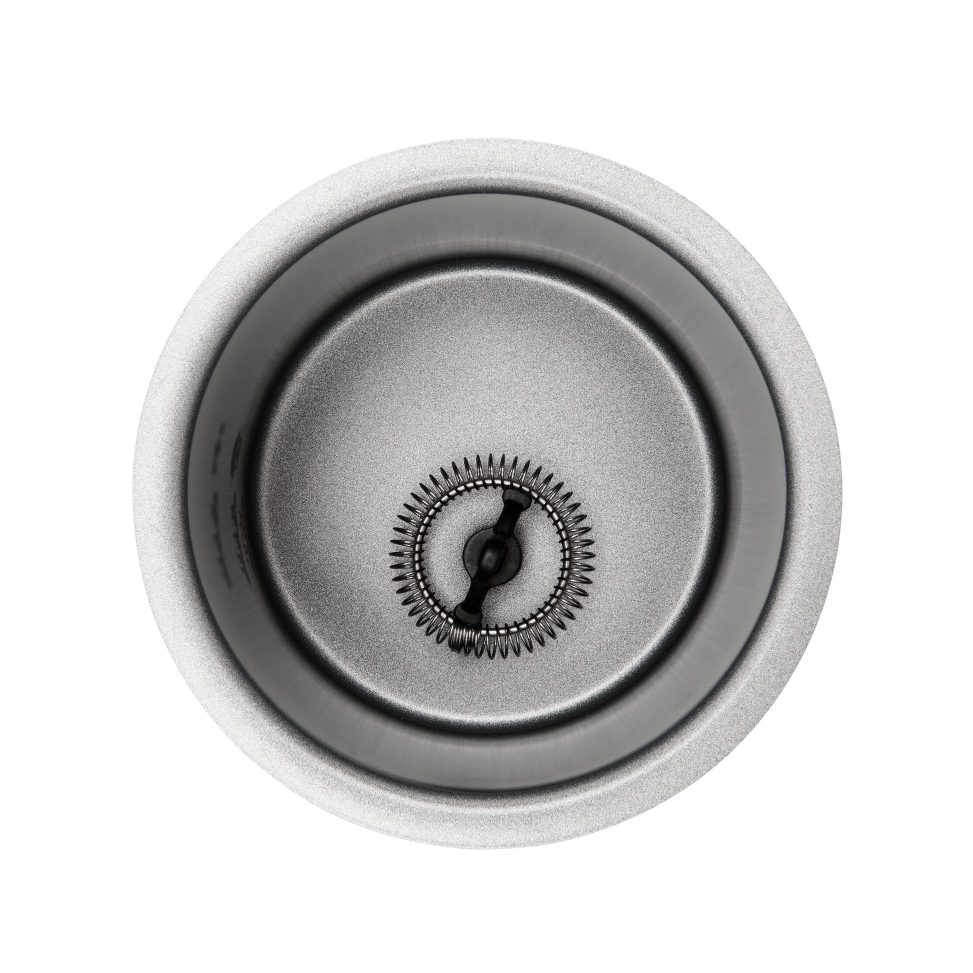 Rund rustfri stålvask-sil med cirkulært mønster og metalfinish, synlig sammen med Rubicson Mælkeskummer.