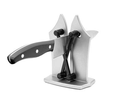 Kniv med sort håndtag i Rubicson Knivslibning til glatte og tandede knive, metalknivsliber med to krydsede slibestave.