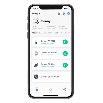 Cleverio AF-F100 gulvventilator med luftfilter-app på smartphone viser HEPA-13-filter, tilsluttede enheder og rumstatus.