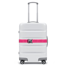 Hvid hardcase-kuffert med grå detaljer, ildhjul, udtrækkeligt håndtag og pink Luxorparts Bagagerem med spænde om midten.