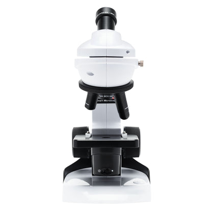 Kraftfuldt mikroskop 800x hvid/sort front, synligt okular, linser, drejeknapper og base.