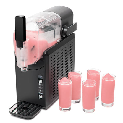 Slush ice maskine 1,9L sort med indbygget kompressor, beholder med lyserød slush ice og fire fyldte glas.