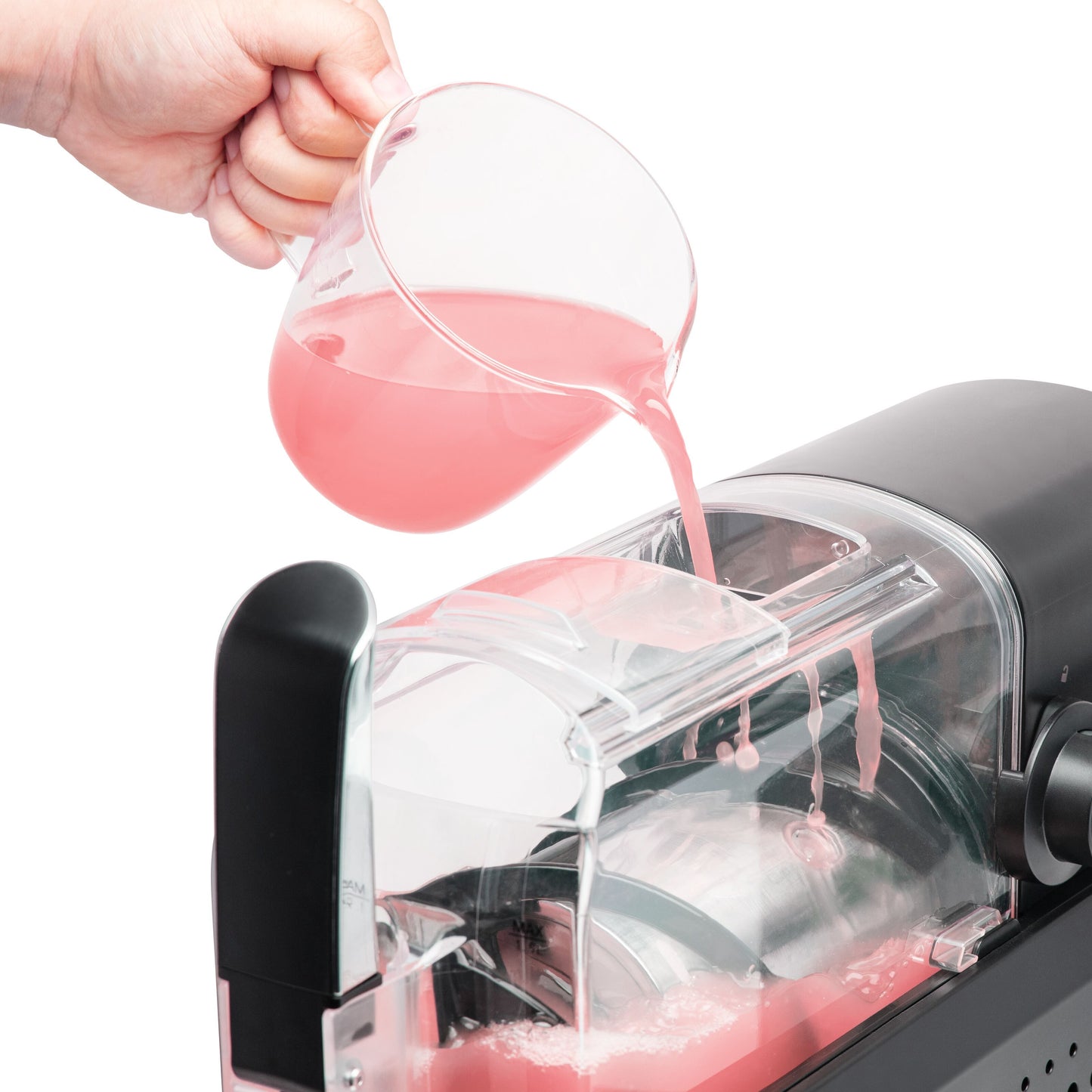 Slush ice maskine 1,9 L med klar låg og sort kabinet, pink væske hældes i fra glaskande.