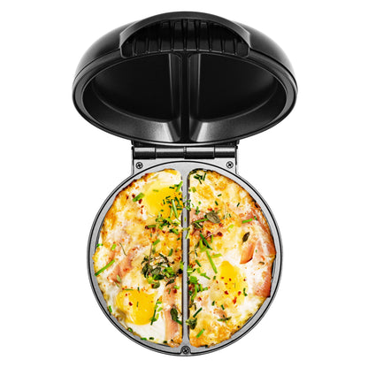 Rubicson Omeletjern med non-stick belægning, topvinkel, to rom med æg, smeltet ost, krydderurter og skinke.