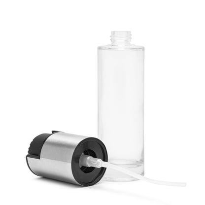 Rubicson sprayflaske til olie, klar cylindrisk glasflaske med aftagelig sølv-sort pumpe og dypperør.