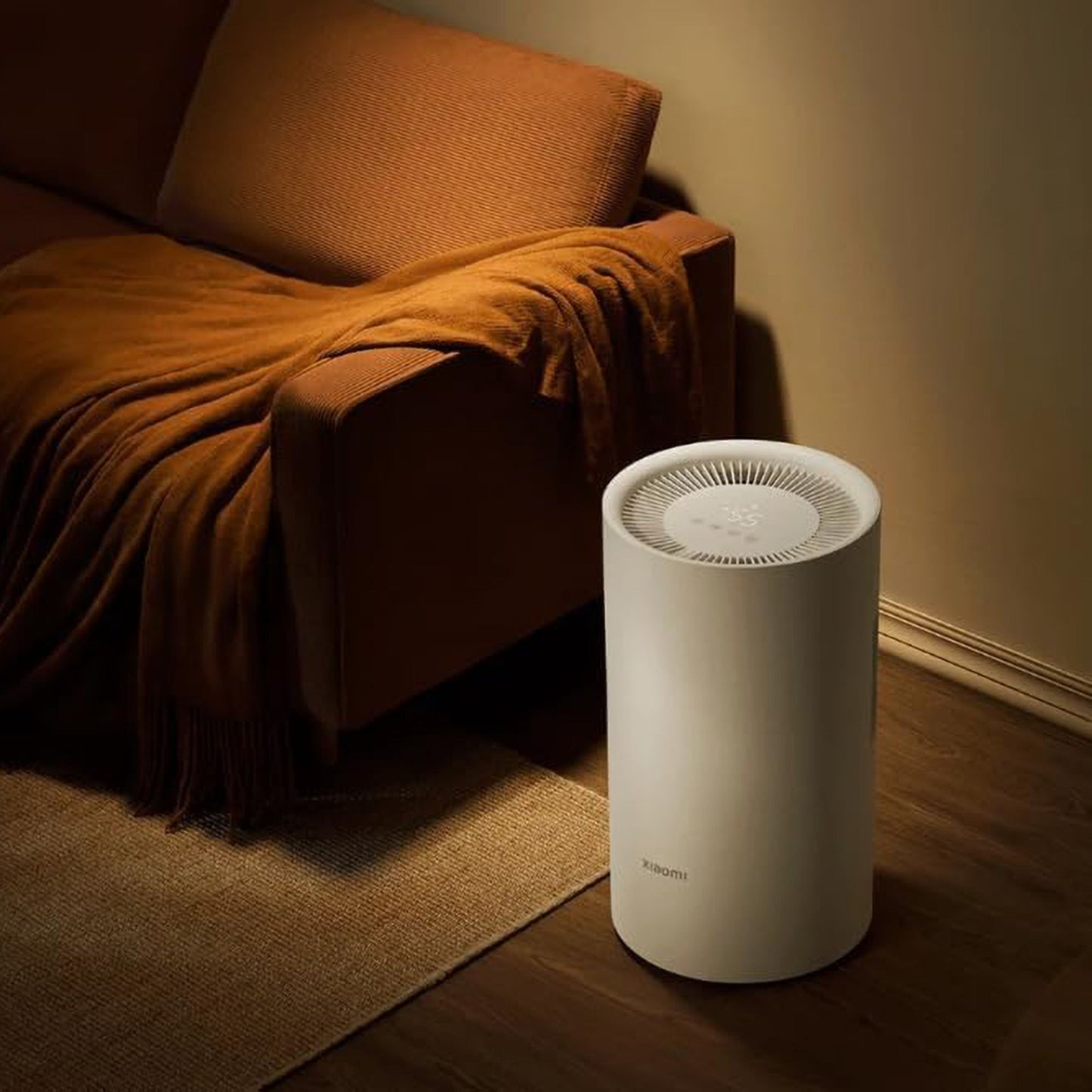 Xiaomi Smart Affugter Lite affugter 13 l/døgn hvid på trægulv ved brun sofa med matchende tæppe.