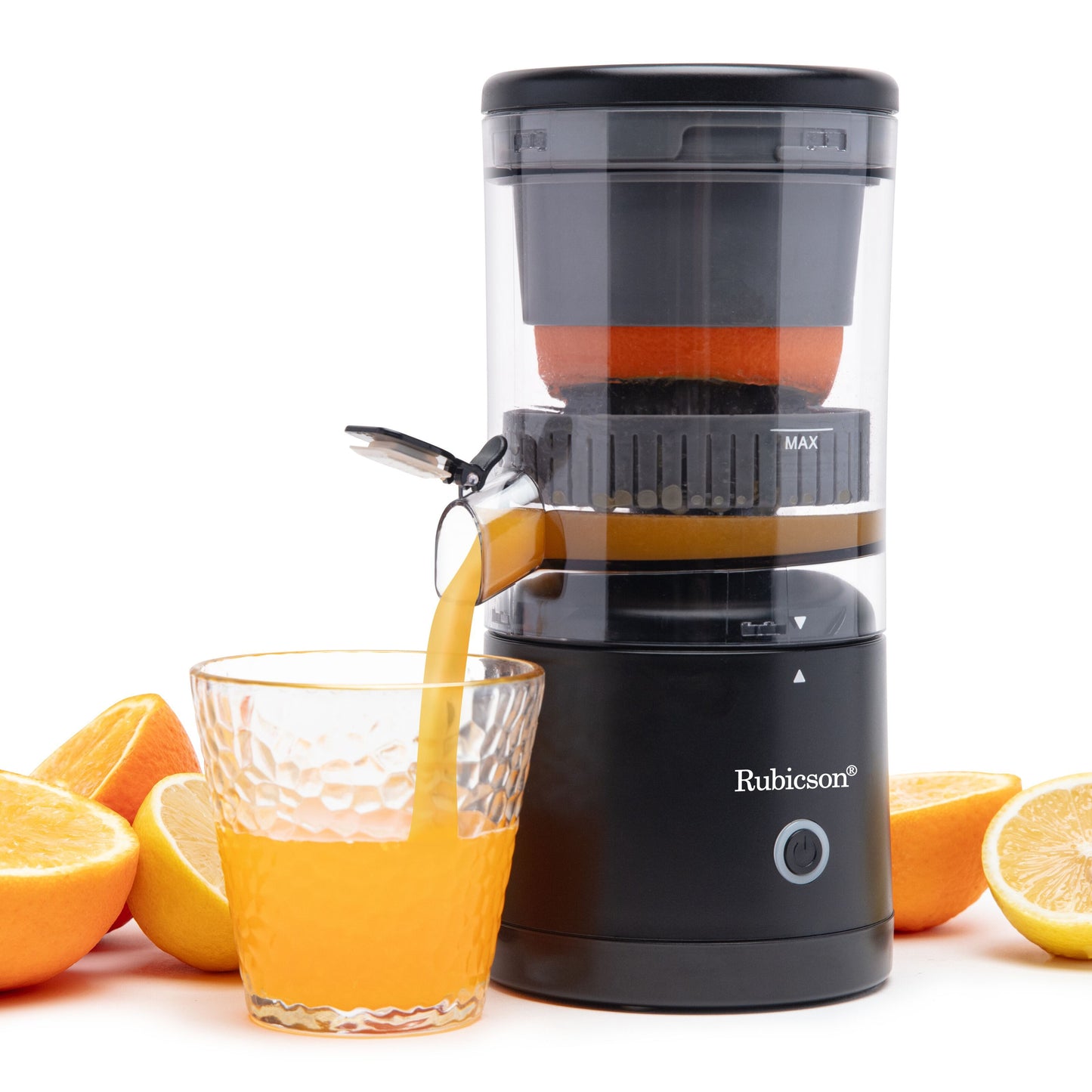 Rubicson bærbar citruspresser med friske appelsiner og citroner, hæld friskpresset juice i glas.