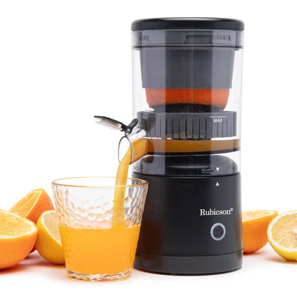 Rubicson bærbar citruspresser med friske appelsiner og citroner, hæld friskpresset juice i glas.