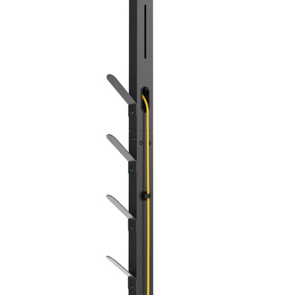 Sort metal gulvstativ til stangstøvsuger med skrå kroge og gul kabel, model Gulvstativ, egnet til opbevaring af udstyr.