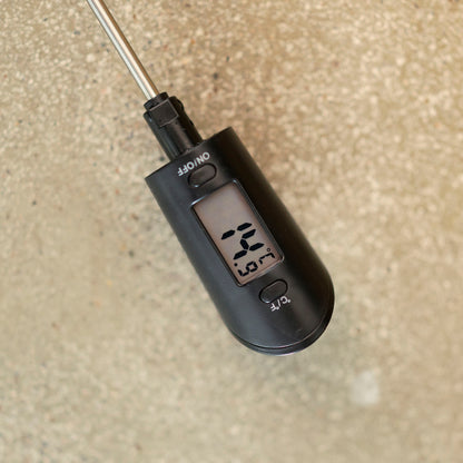 Rubicson dejskraber med termometer, sort med sølvfarvede ON/OFF- og °C/°F-knapper, display viser 23,9°C.