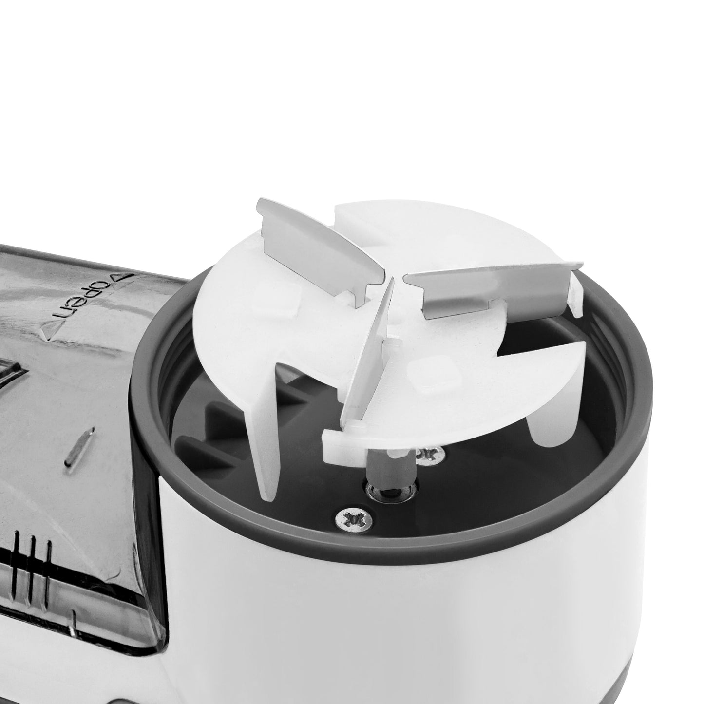 Foodprocessor med hvid snittekniv, grå skål og transparent låg, fokus på knivmontering og detaljer.