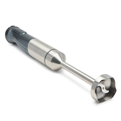 Trådløs stavblender i rustfrit stål med sort håndtag, USB-C opladning, blad og tilbehør synligt.