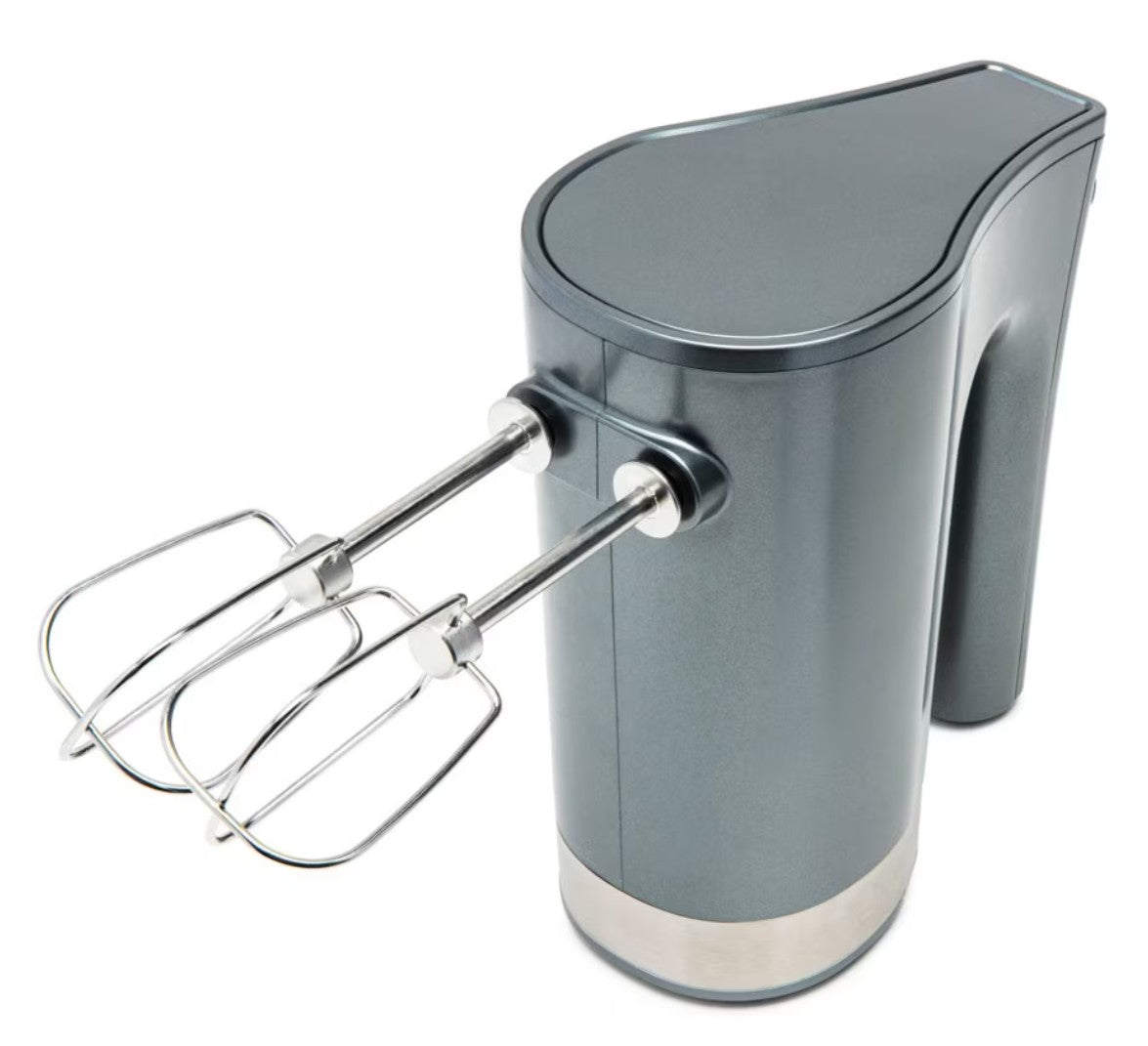 Trådløs håndmixer med to krompiskeris, metallic finish, står oprejst, kompakt design.