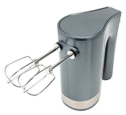 Trådløs håndmixer med to krompiskeris, metallic finish, står oprejst, kompakt design.