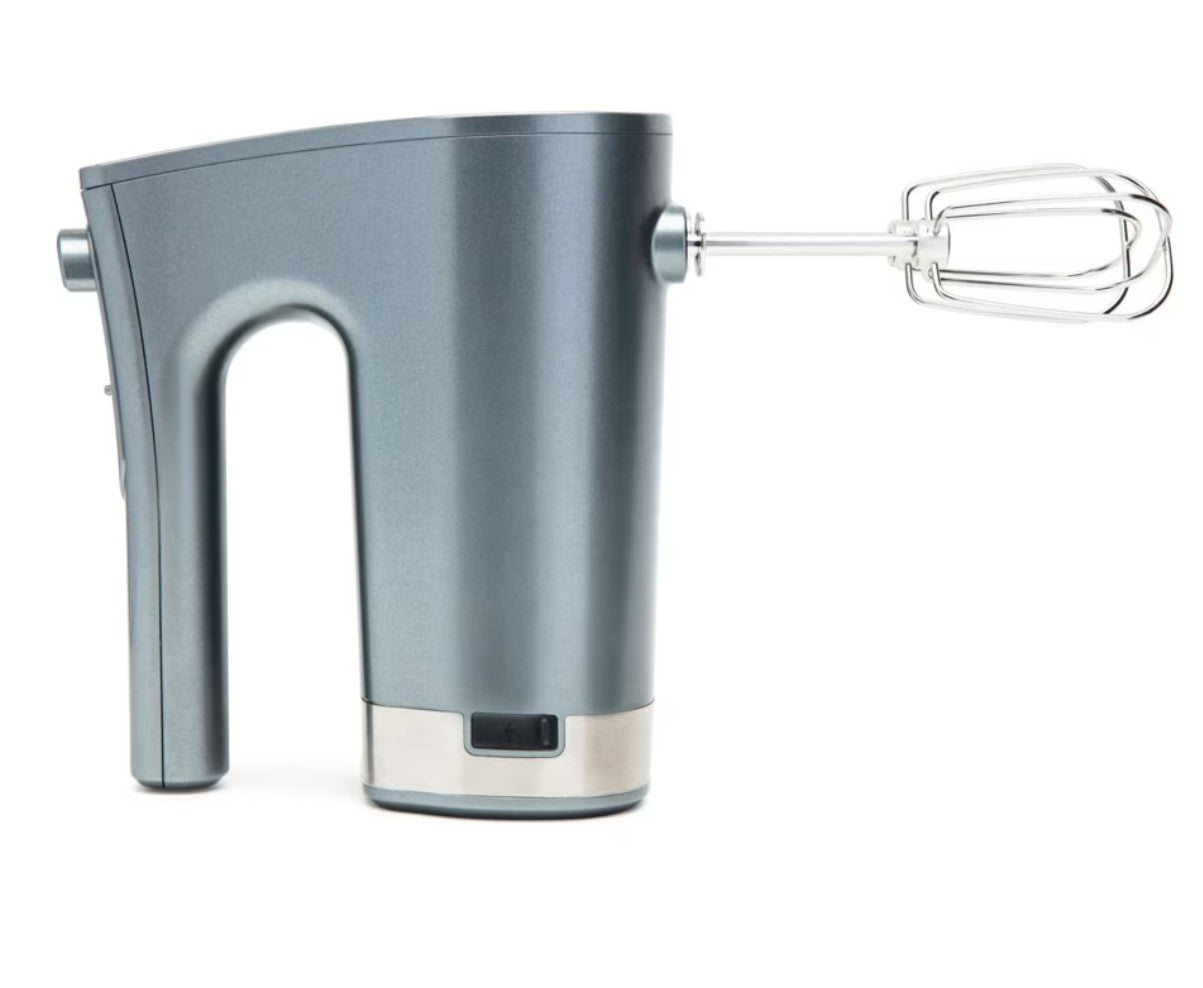 Trådløs håndmixer i metallic grå med enkelt piskeris, vist fra siden.