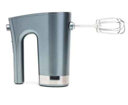 Trådløs håndmixer i metallic grå med enkelt piskeris, vist fra siden.
