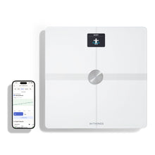 Withings Body Smart Wi-Fi vægt hvid ved siden af smartphone med vægttrendgraf og sundhedsdata på skærmen.