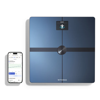 Withings Body Smart personvægt med wifi, sort, ved siden af smartphone med vægt- og sundhedsdata på skærm.
