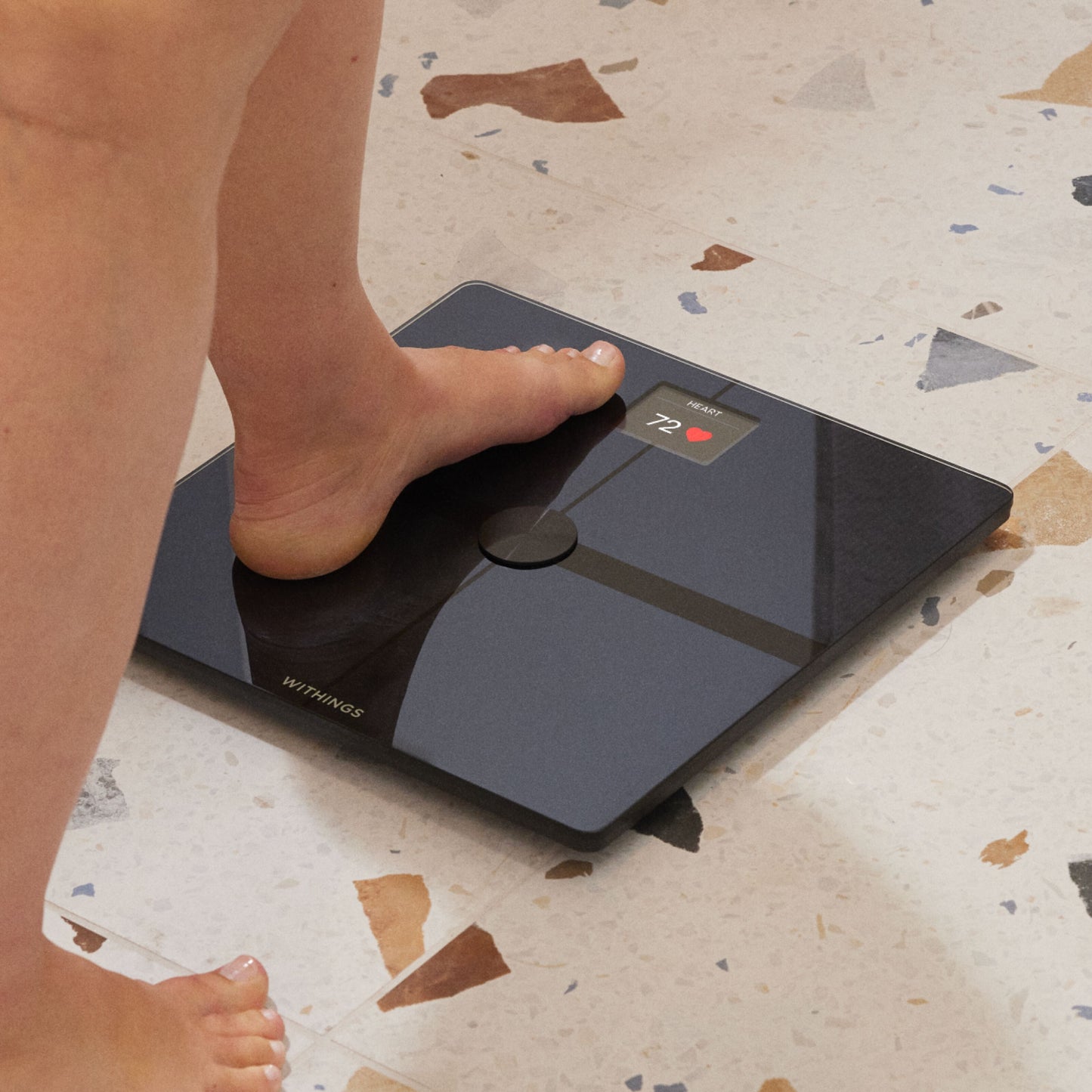 Withings Body Smart personvægt med wifi sort, display viser "HEART" og 72 bpm.