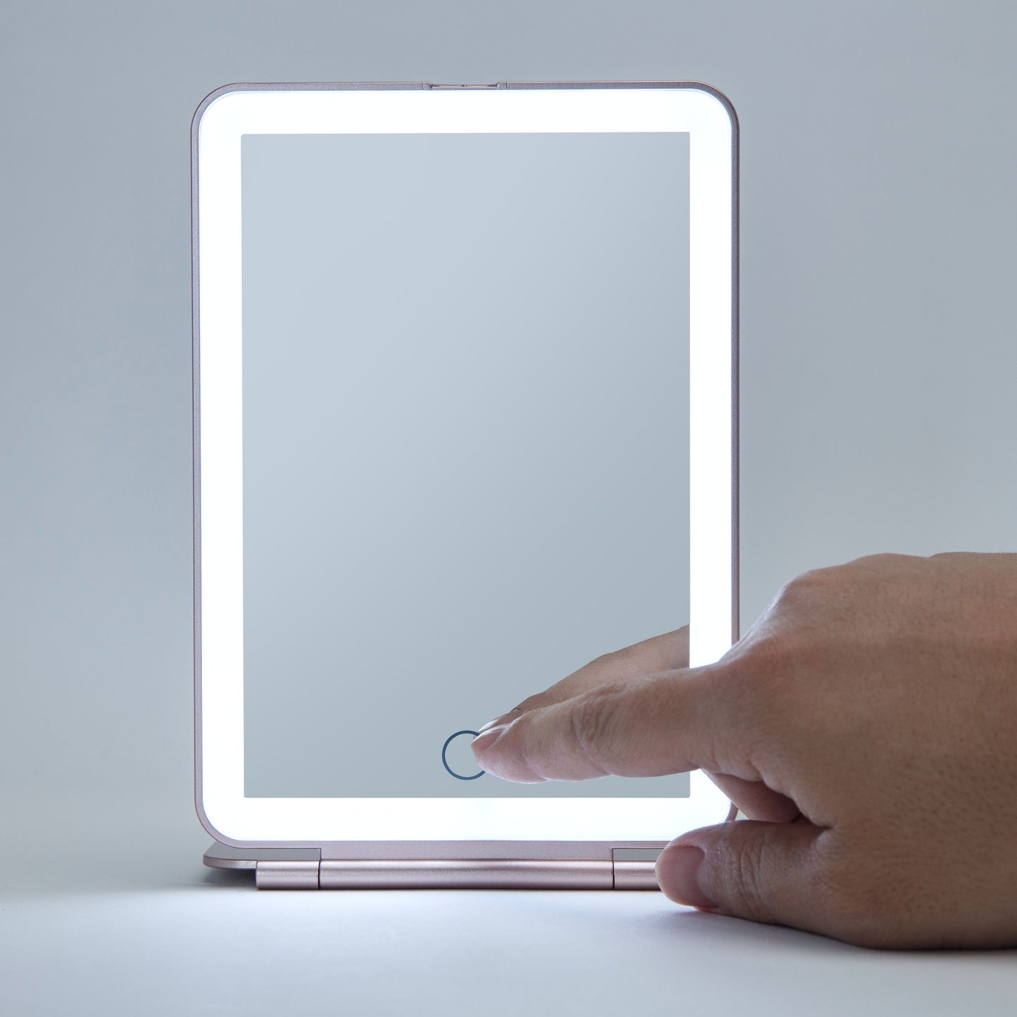 Makeup spejl med LED-belysning, touch-følsom cirkel aktiveres med en finger.