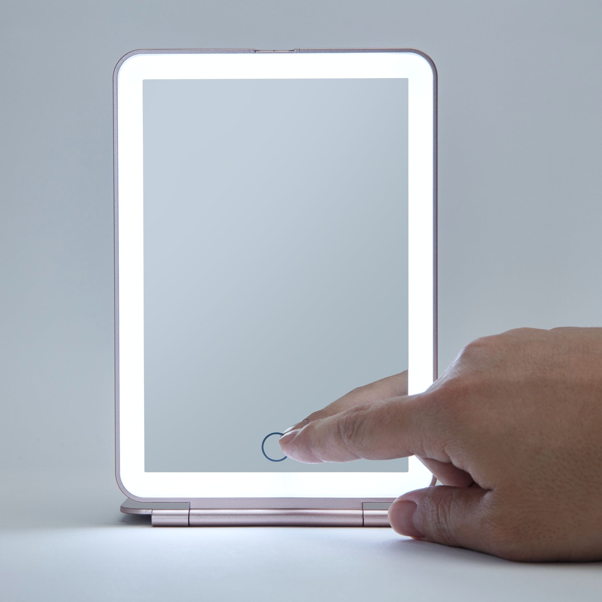 Makeup spejl med LED-belysning, touch-følsom cirkel aktiveres med en finger.