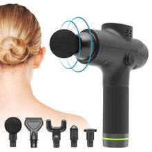 Massagepistol USB-C med rundt hoved i brug, fire ekstra massagehoveder vises under, blonde kvinde demonstrerer.