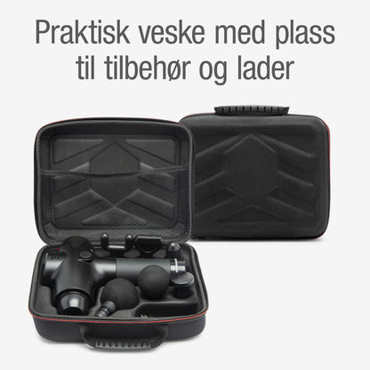 Rubicson Massagepistol USB-C med tilbehør i åben sort taske, lukket taske bagved, norsk tekst over produktet.